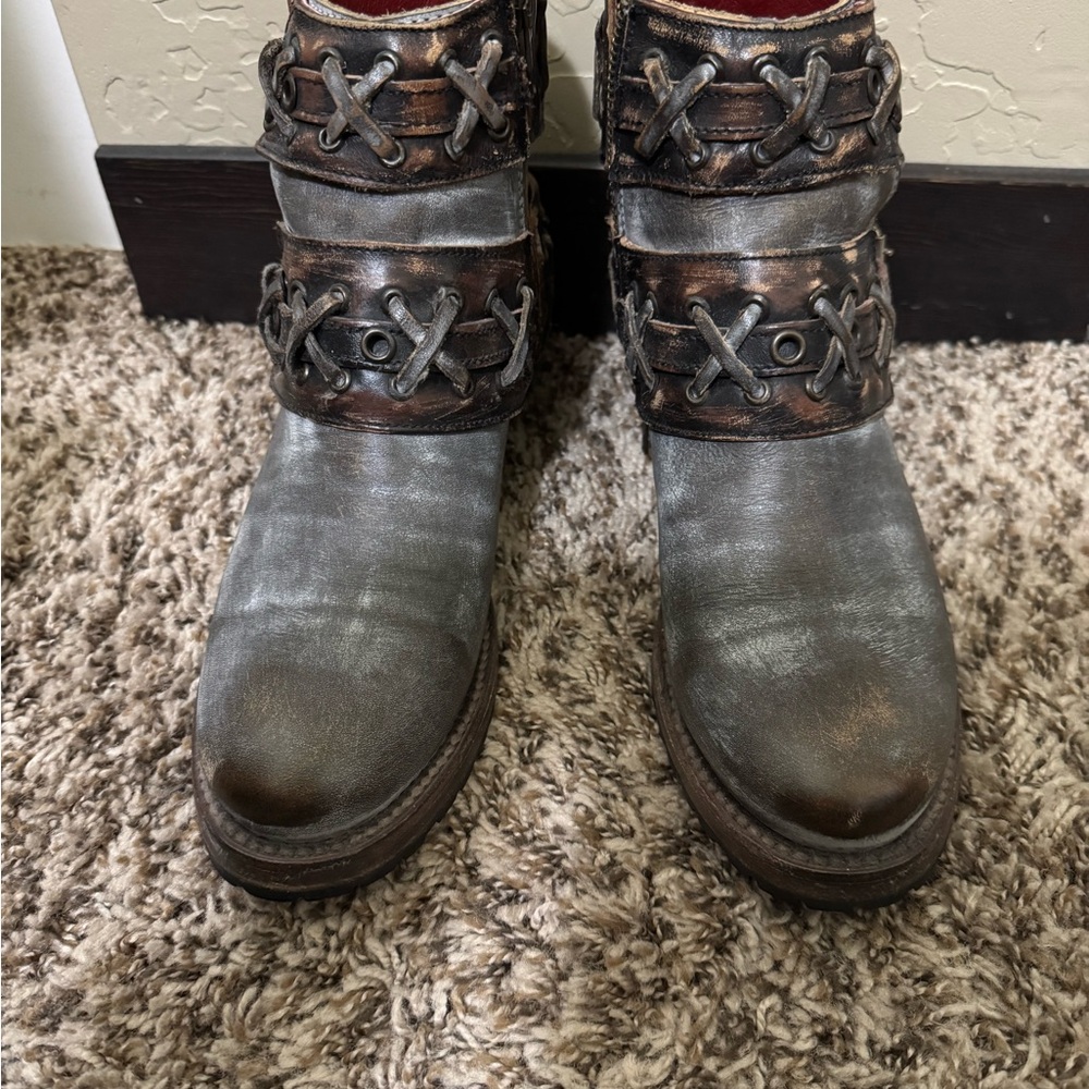 Freebird Dublin, size 7, Ice, booties with treaded soles, GUC